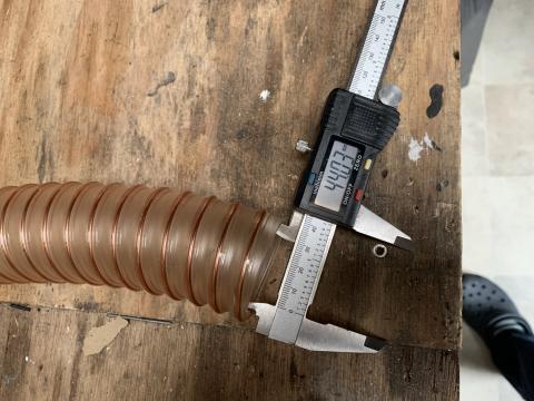 foto van een stuk transparant slang 1.75" met koperspiraal bescherming