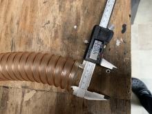 foto van een stuk transparant slang 1.75" met koperspiraal bescherming